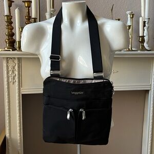 Baggallini Black Nylon Cross body or shoulder bag
